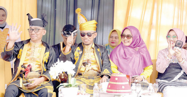 Pemkot menggelar rangkaian kegiatan bertajuk “Haroana Baubau 2024”. Ragam kegiatan mengisi waktu dua pekan pelaksanaannya. Mulai dari Baubau Expo dan koloborasi UMKM, pagelaran dan lomba seni, karnaval budaya, pesona Santiago, paripurna istimewa DPRD, upacara HUT, Pakakande-kandea dan malam ramah tamah pada penutupan puncak hari ulang tahun, 17 Oktober 2024. (PEMKOT BAUBAU FOR KENDARI POS) Pemkot menggelar rangkaian kegiatan bertajuk “Haroana Baubau 2024”. Ragam kegiatan mengisi waktu dua pekan pelaksanaannya. Mulai dari Baubau Expo dan koloborasi UMKM, pagelaran dan lomba seni, karnaval budaya, pesona Santiago, paripurna istimewa DPRD, upacara HUT, Pakakande-kandea dan malam ramah tamah pada penutupan puncak hari ulang tahun, 17 Oktober 2024. (PEMKOT BAUBAU FOR KENDARI POS)