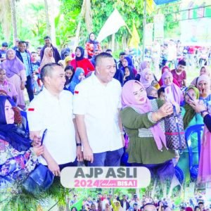 Calon Wali Kota Kendari, Aksan Jaya Putra (tengah) dan calon Wakil Wali Kota Kendari, Andi Sulolipu (2 dari kiri) saat kampanye di Amohalo, Kelurahan Baruga Kecamatan Baruga, baru-baru ini. (IST)