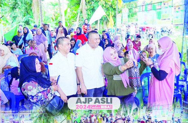 Calon Wali Kota Kendari, Aksan Jaya Putra (tengah) dan calon Wakil Wali Kota Kendari, Andi Sulolipu (2 dari kiri) saat kampanye di Amohalo, Kelurahan Baruga Kecamatan Baruga, baru-baru ini. (IST)