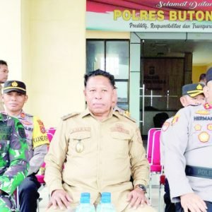 TERTIB LALU LINTAS : Gelar pasukan Operasi Zebra Anoa 2024 yang telah digelar dipimpin langsung Kapolres Butur, AKBP Herman Setiadi dan dihadiri Wakil Bupati, Kompol (Purn) Ahali, MH., di Lapangan Wicaksana Laghawa. (DISKOMINFO KABUPATEN BUTON UTARA FOR KENDARI POS)