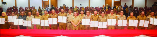 imagePj Gubernur Sultra Andap Budhi Revianto (tengah) bersama 17 bupati/wali kota se-Sultra usai penandatanganan PKS optimalisasi PAD Sultra di Kantor Gubernur Sultra, Selasa (15/10/2024). (BIRO ADPIM PEMPROV SULTRA) Pj Gubernur Sultra Andap Budhi Revianto (tengah) bersama 17 bupati/wali kota se-Sultra usai penandatanganan PKS optimalisasi PAD Sultra di Kantor Gubernur Sultra, Selasa (15/10/2024). (BIRO ADPIM PEMPROV SULTRA)