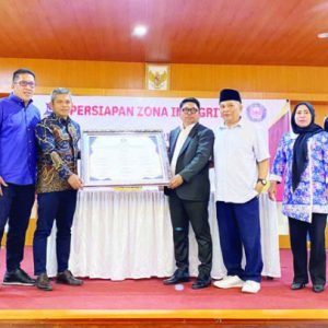 Foto bersama Dekan FH UHO Dr. Herman, S.H., LL.M (dua dari kiri), Ketua Ikatan Notaris Indonesia (INI) Pengurus Daerah Kendari Dr. Sudirman, S.H., M.Kn (tiga dari kiri), Ketua DPC Peradi Kendari Dr. Muhammad Dahlan Moga, S.H., M.H (empat dari kanan), para Wakil Dekan FH UHO, serta Ketua Senat FH UHO, usai penandatanganan pakta integritas, Selasa (15/10). (EWIN ENDANG SAHPUTRI/KENDARI POS)