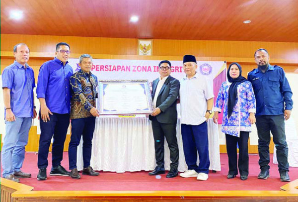 imageFoto bersama Dekan FH UHO Dr. Herman, S.H., LL.M (dua dari kiri), Ketua Ikatan Notaris Indonesia (INI) Pengurus Daerah Kendari Dr. Sudirman, S.H., M.Kn (tiga dari kiri), Ketua DPC Peradi Kendari Dr. Muhammad Dahlan Moga, S.H., M.H (empat dari kanan), para Wakil Dekan FH UHO, serta Ketua Senat FH UHO, usai penandatanganan pakta integritas, Selasa (15/10). (EWIN ENDANG SAHPUTRI/KENDARI POS) Foto bersama Dekan FH UHO Dr. Herman, S.H., LL.M (dua dari kiri), Ketua Ikatan Notaris Indonesia (INI) Pengurus Daerah Kendari Dr. Sudirman, S.H., M.Kn (tiga dari kiri), Ketua DPC Peradi Kendari Dr. Muhammad Dahlan Moga, S.H., M.H (empat dari kanan), para Wakil Dekan FH UHO, serta Ketua Senat FH UHO, usai penandatanganan pakta integritas, Selasa (15/10). (EWIN ENDANG SAHPUTRI/KENDARI POS)