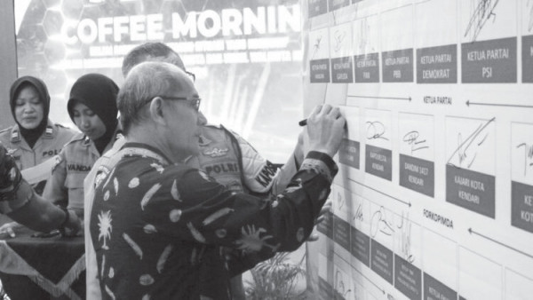 Staf Ahli Wali Kota Kendari, Sudirham menandatangani komitmen menjaga ketertiban dan kedamaian jelang Pilkada 2024. (IST)