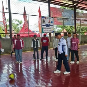 Rektor Unsultra Prof Andi Bahrun (depan) saat melakukan tendangan bola pertama yang menandai Rektor Cup VIII dimulai. Tampak Wadir Kendari Pos Awal Nurjadin (kanan) ikut menyaksikan pembukaan kegiatan tersebut, Minggu (12/1).