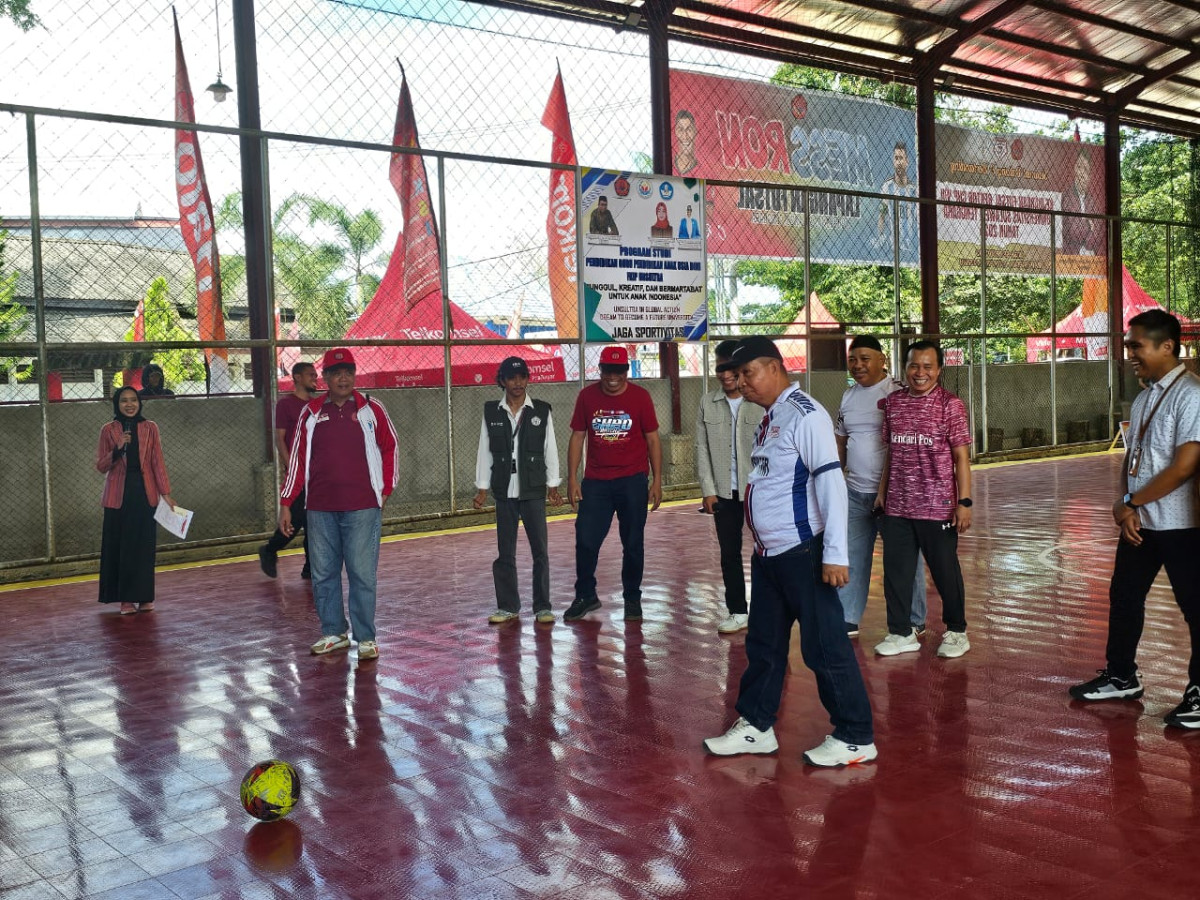 Rektor Unsultra Prof Andi Bahrun (depan) saat melakukan tendangan bola pertama yang menandai Rektor Cup VIII dimulai. Tampak Wadir Kendari Pos Awal Nurjadin (kanan) ikut menyaksikan pembukaan kegiatan tersebut, Minggu (12/1).
