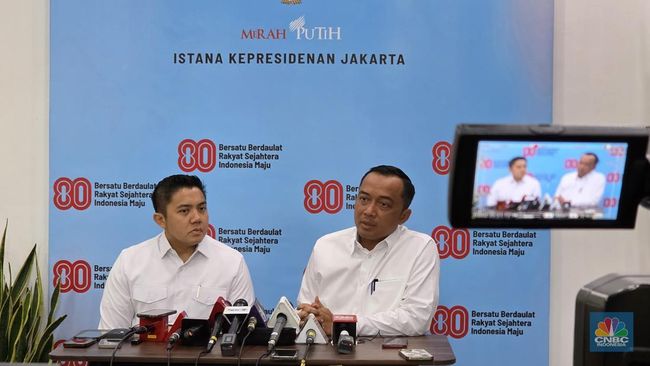 menteri-sekretaris-negara-prasetyo-hadi-kanan-didampingi-oleh-sekretaris-kabinet-teddy-indrawijaya-buka-suara-mengenai-penangk-1755759147574_169