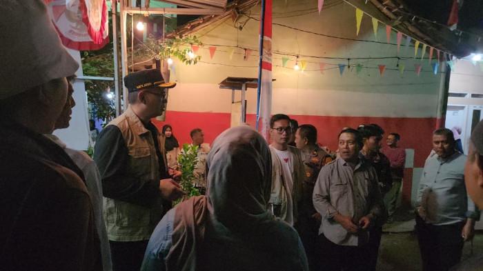 Sekda-Kabupaten-Bogor-Ajat-Rochmat-Jatnika-mengecek-pelaksanaan-Siskamling-di-wilayah-De