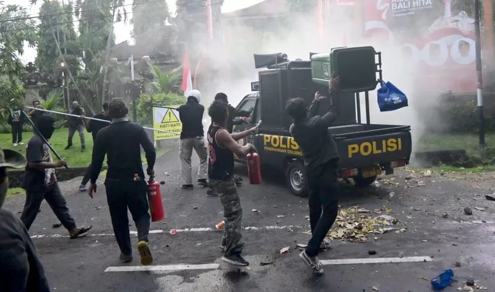 demo-rusak-mobil-polisi-denpasarok-2989102290