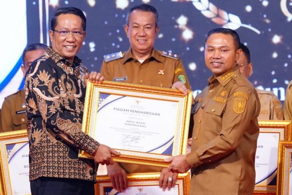 menteri-hukum-supratman-andi-agtas-menyerahkan-piagam-pengha-t9cp