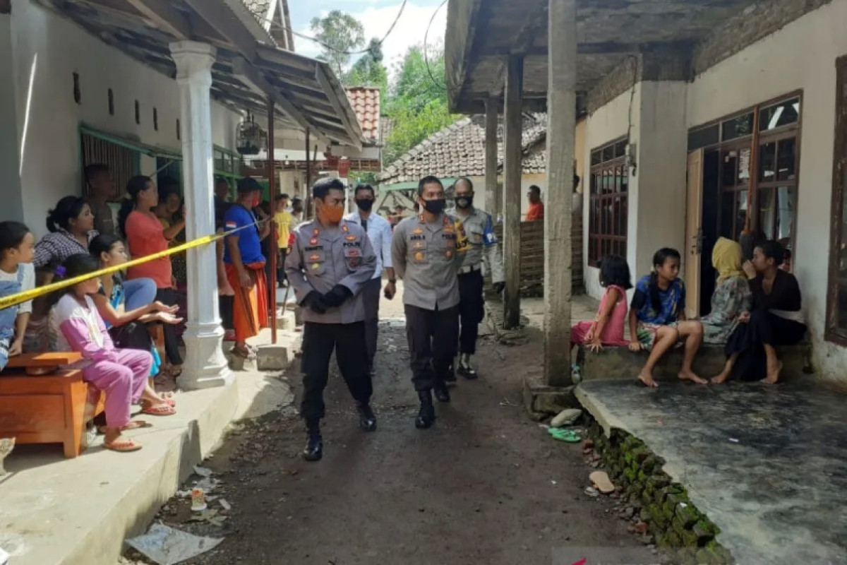 ilustrasi-polisi-saat-melakukan-olah-tkp-di-lokasi-ledakan-d-4gpd